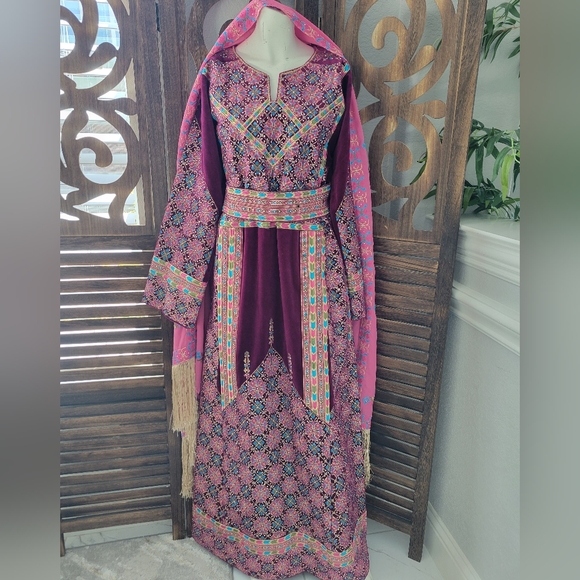 Dresses & Skirts - Embroidered Velvet Thobe